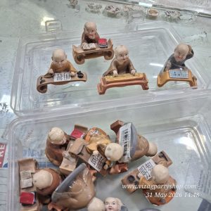 GARDEN MINIATURES —  READING MONK 364 PY4